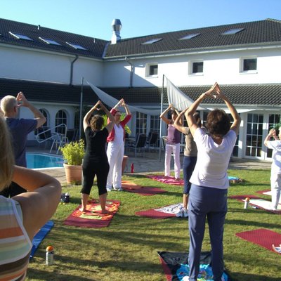 Sportpark Quickborn: Eine Gruppe trainirt im Outdoorbereich des Fitnessclubs.