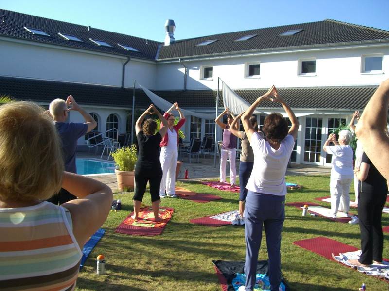 Sportpark Quickborn: Eine Gruppe trainirt im Outdoorbereich des Fitnessclubs.