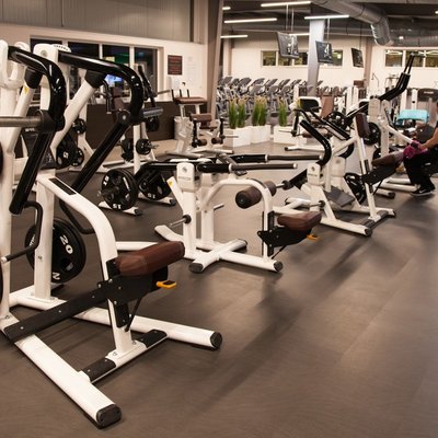 Sportpark Quickborn: Ein Blick in den großen Kraftgeräte Raum mit vielen verschiedenen Geräten.