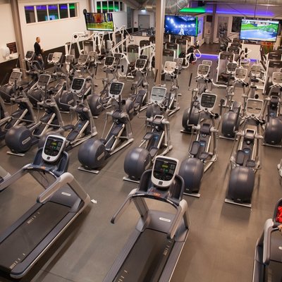 Sportpark Quickborn: Der Cardiobereich des Fitnessstudios wird von oben gezeigt. Stepper, Laufband und Indoor Bikes.