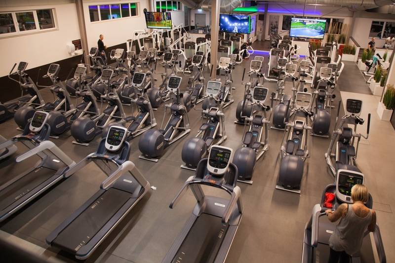 Sportpark Quickborn: Der Cardiobereich des Fitnessstudios wird von oben gezeigt. Stepper, Laufband und Indoor Bikes.