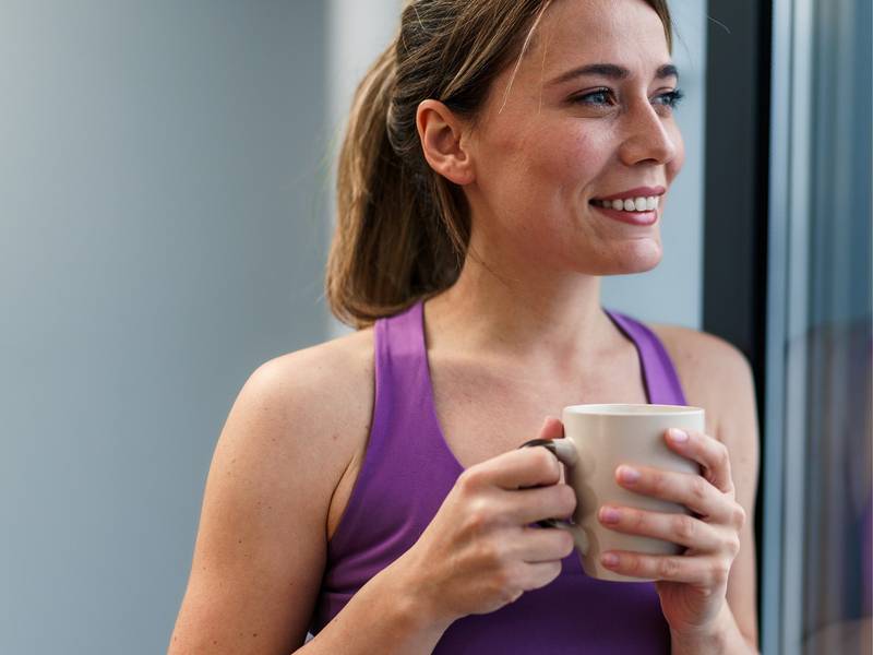 Sportpark Quickborn: Eine Frau macht Pause vom Training und trinkt einen Kaffee.
