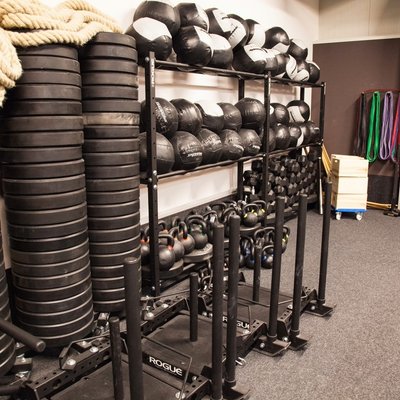 Sportpark Quickborn: Ein Blick auf die Gewichte und Utensilien in der Krafttraining Zone.