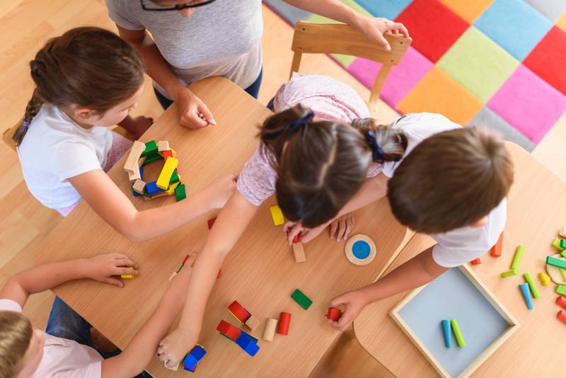 Sportpark Quickborn: Eine Gruppe von Kinder spielt mit Bauklötzen während die Eltern trainieren.