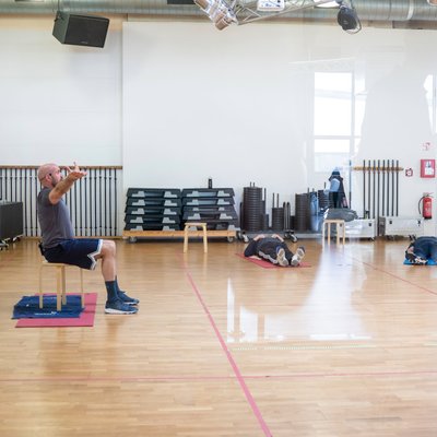 Sportpark Quickborn: Eine Gruppe macht Rehasport in einem Fitnesscenter Kursraum.