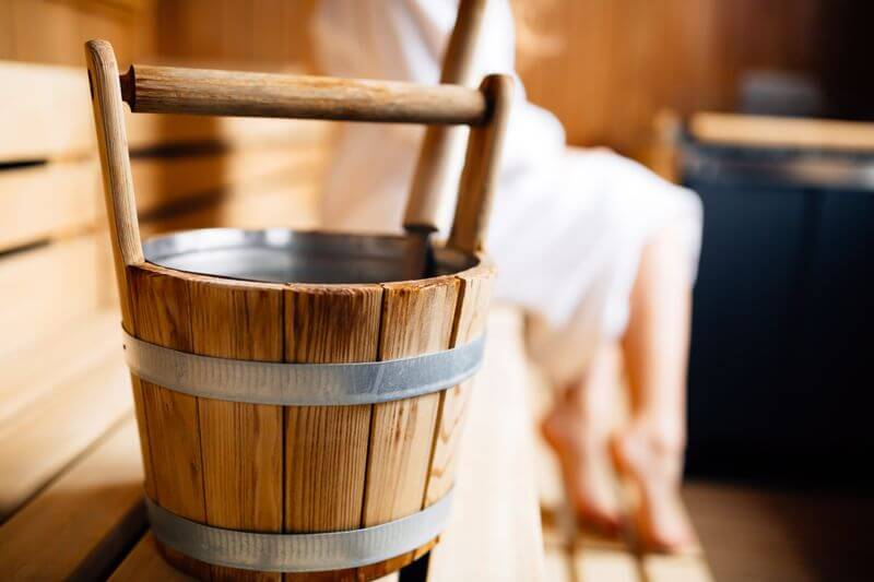 Frau entspannt sich in der Sauna