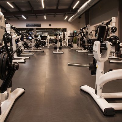 Sportpark Quickborn: Ein Blick in den großen Fitness Geräteraum mit vielen verschiedenen Fitnessgeräten.